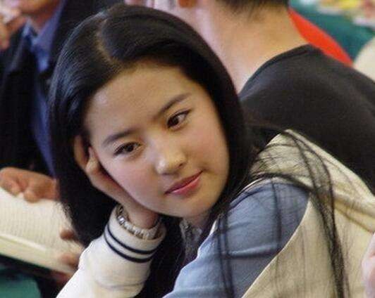 明星刚出道和现在对比，她的变化最大，而她好像一直如此！