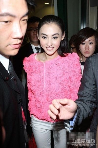 明星参加婚礼穿什么 低调的格调穿衣术(图2)