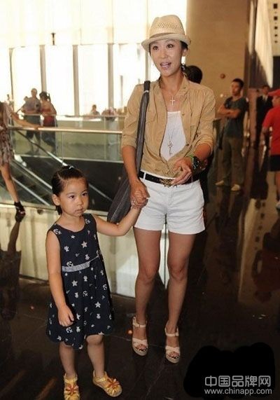 明星参加婚礼穿什么 低调的格调穿衣术(图4)