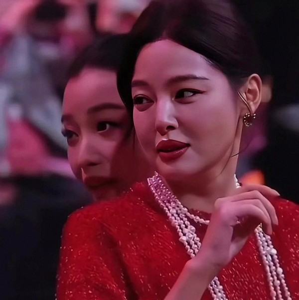 微博之夜换座风波升级，辛芷蕾C位突变双C，肖战无座站场，倪妮一句都换了刺破尴尬