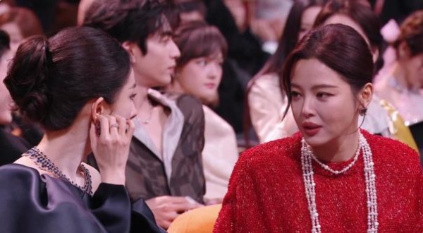 微博之夜座位变动惹争议！辛芷蕾稳坐C位，肖战被挤走，杨幂这回尴尬了？