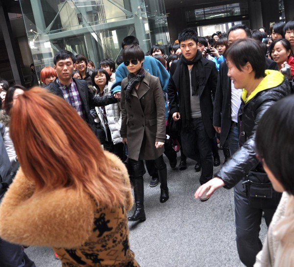 从迪丽热巴滞留事件看饭圈隐忧：当“关心”变成甜蜜的负担