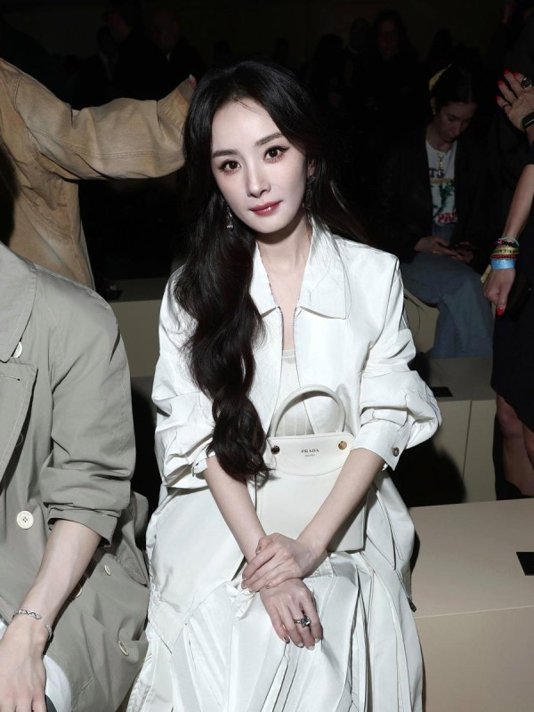 杨幂Prada待遇引热议：顶流明星的商业价值密码