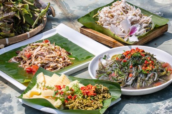 云南省德宏傣族景颇族自治州芒市村民用山花野菜制作的菜肴。新华社发（张仁韬 摄）