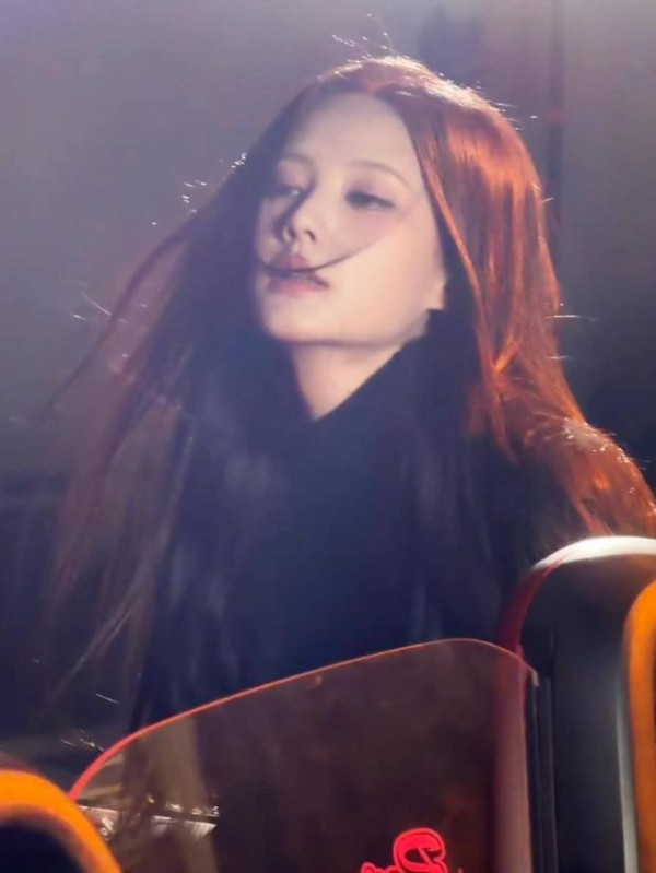 李一桐发丝飞扬，灵动飒爽。