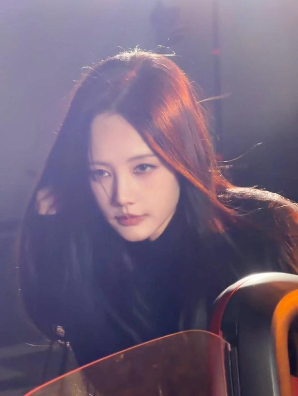 李一桐眼神慵懒随性不羁。