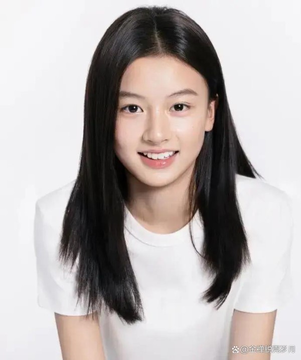 素人小姐姐走红圈内盯上，抛弃爆炒暗箱操作，是真成长还是包装骗局，网络谣言被团队真相秒杀