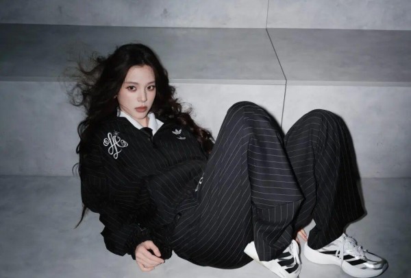 国内首穿！欧阳娜娜的阿迪新造型，又酷又飒～F1赛场随性亮相引爆全网求链接！