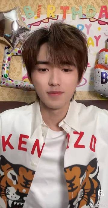 宋亚轩的“有求必应”与娱乐圈常见的“宠粉”行为有何不同？