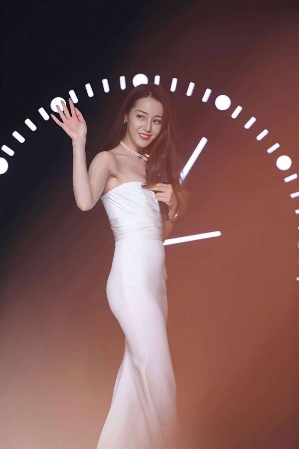 迪丽热巴抹胸裙滑落引群嘲！无滤镜副乳抢镜，仪态管理去哪了？