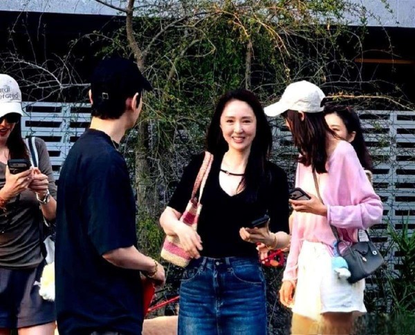 黄晓明三亚偶遇董璇佟丽娅！明星集体“去表演化”背后，Z世代正在重塑娱乐圈？