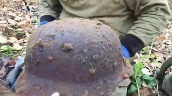 时隔几十年前的斧头与头盔被挖出来了，保存还挺完整