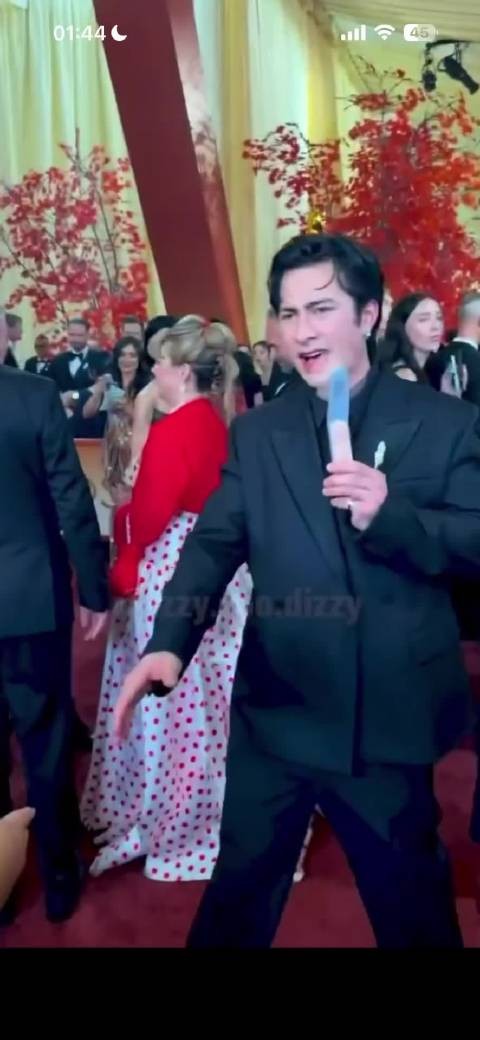 金球奖现场明星避暑各出奇招，小风扇酒瓶齐上阵