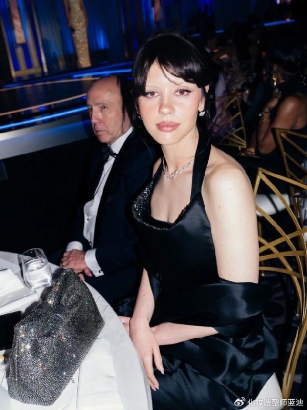 金球奖内场爆哭名场面明星牵妈妈走红毯，比高定更戳人的是这份家常感