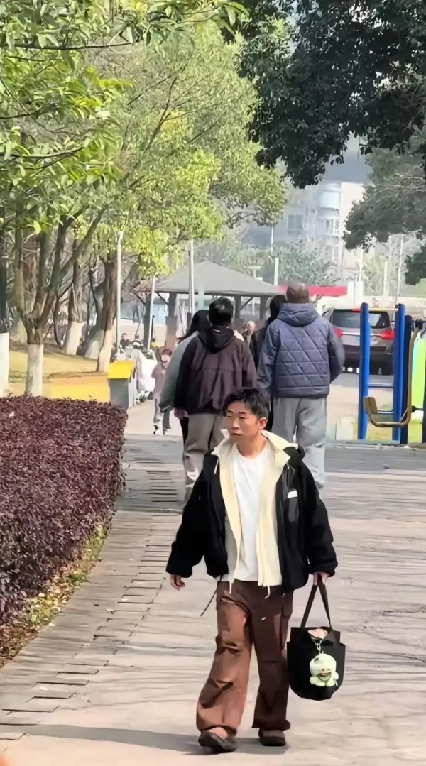 大明星竟然这么低调？身边连个助理都没有！