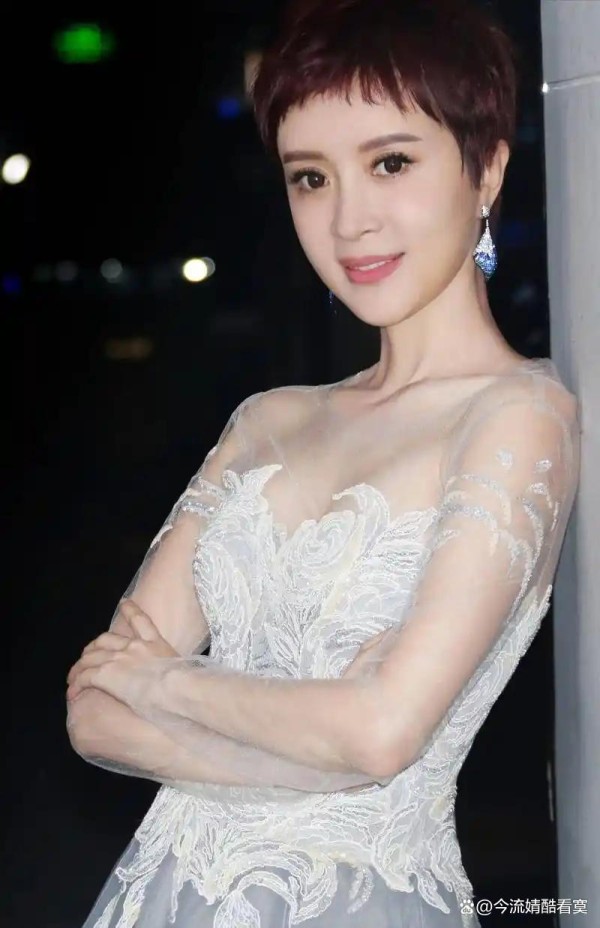 金巧巧直播吃饭引争议！给保姆夹菜的一个小细节，被网友疯狂吐槽：看着太不舒服，简直太不讲究了！