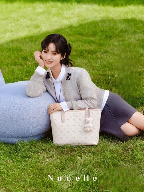 白鹿沈月“养老生活”曝光：每小时六位数的松弛感，是谁在买单？