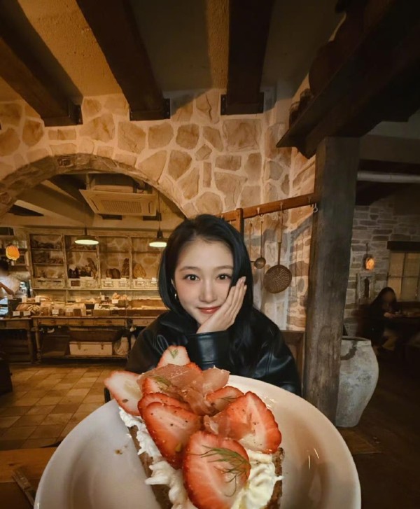 关晓彤昨天发了微博！3月17日，关晓彤更新微博动态，发一组照片，配文：交换一下库存呀