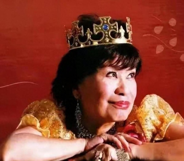 演一辈子丑角一生未嫁，88岁住破房却捐光家产，这才是真女神