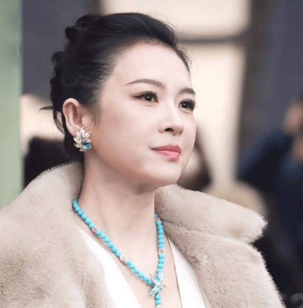 章子怡“颜值崩坏”上热搜！离婚3年后，她胖到认不出……