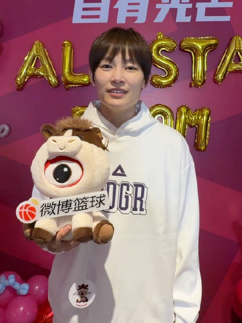 Yic就这样萌翻全世界 大家关注@微博篮球 关注wcba全明星