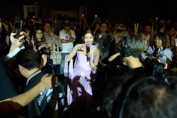 44岁TVB花旦举行首个音乐会，自爆出场一刻手在颤抖，感激自己有这份勇气