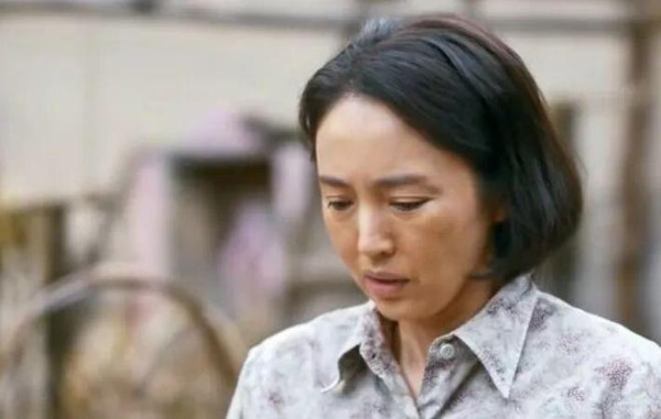 同样演受气包母亲，46岁董璇和55岁闫妮一对比，差距彻底藏不住了