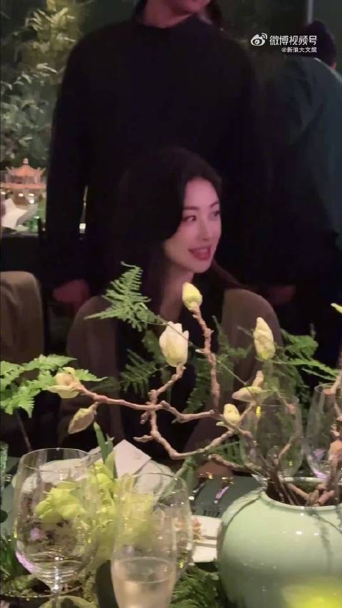 朱珠仪态优雅获赞，天鹅颈一字肩显气质