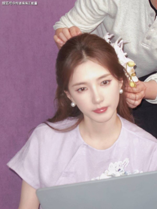 1套淡紫刺绣，2种看法：江疏影的“柔美”是真进阶还是求安全？