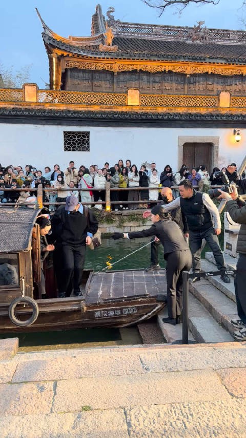 姚晨离婚风波后首现身亮相濮院高定时装周