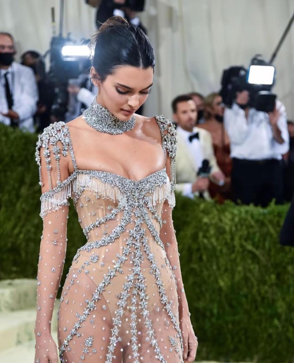 戛纳红毯詹娜造型引爆争议:敢穿≠分寸感