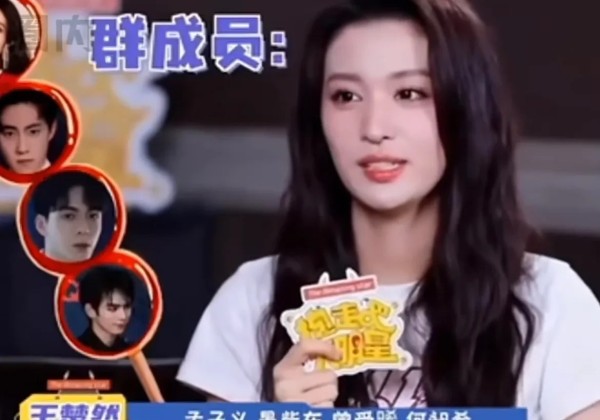 小猪说事：11月5日，周也王楚然招招手曾舜晞就过去了，还有谁不知道呢？内娱这个小圈子里，有个不太为人熟知的好友5人团：王楚然、孟子义、曾舜晞、晏紫东、何昶希。这次王楚然和曾舜晞的首次公开同框，可真是让不少粉丝惊喜不已。毕竟，这两位平时都挺低调的，能见到他们私下里这么好的关系，也是难得一见。
说到周也和孟子义这对好姐妹，那可真是娱乐圈里的一股清流。两人之间的友谊，不仅在公众面前表现得十分自然，且私底...