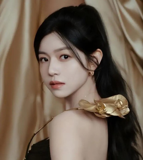 陈妍希遭机场粉丝围堵,突发状况令人揪心