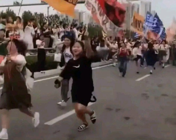 TFBOYS十周年演唱会让网友见识到了粉丝的狂热，太可怕了！