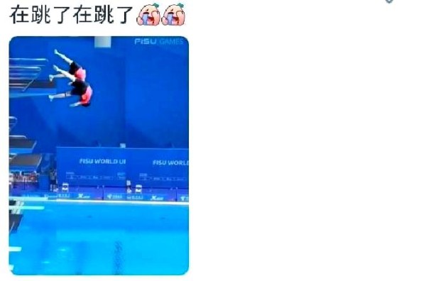 照片中的默契与幽默：体育搭档的无意识共鸣