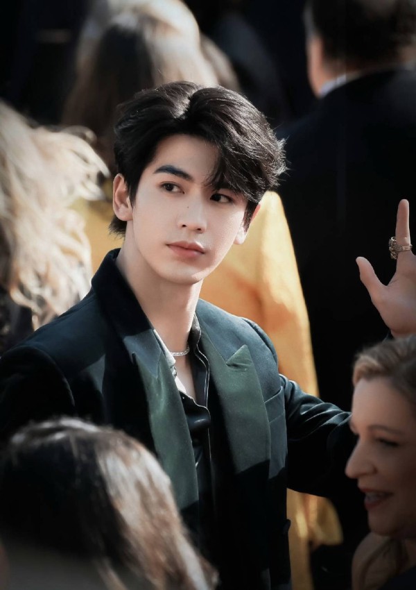张凌赫戛纳首秀，GUCCI墨绿西装惊艳红毯！