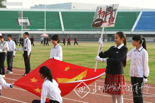 关晓彤初中青涩旧照 曾在学校卖明星周边 还和赵丽颖同框