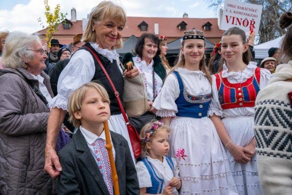 布拉格:传统活动迎接春天