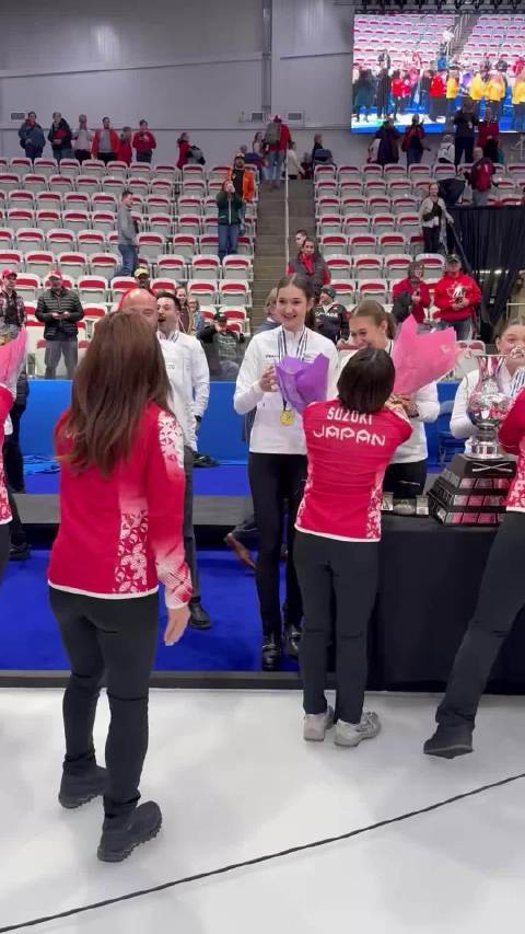 Team Fujisawa铜牌赛后拥抱对手，未与瑞典队握手