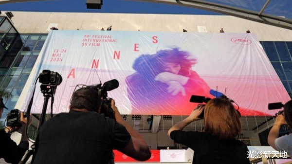 戛纳红毯如同市场，中国女星穿搭大胆无人关注，遭安保驱逐