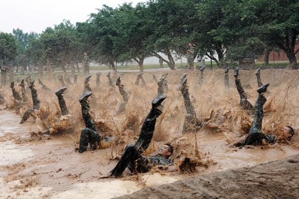 杜文龙、杨宇军合影引发军迷围观！两个军事明星退役你有何感想？