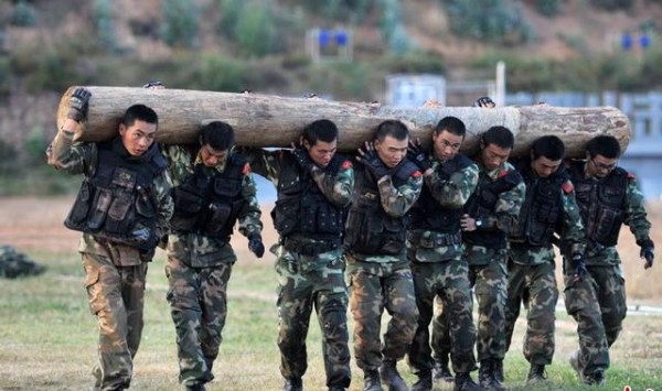 杜文龙、杨宇军合影引发军迷围观！两个军事明星退役你有何感想？