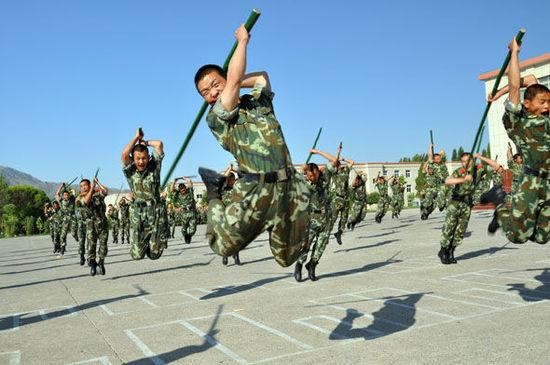 杜文龙、杨宇军合影引发军迷围观！两个军事明星退役你有何感想？