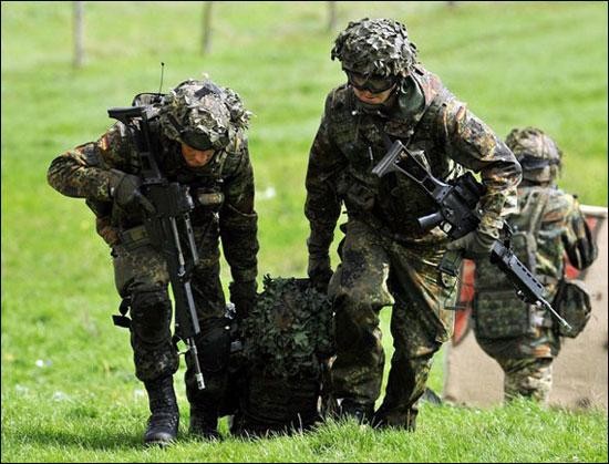 杜文龙、杨宇军合影引发军迷围观！两个军事明星退役你有何感想？