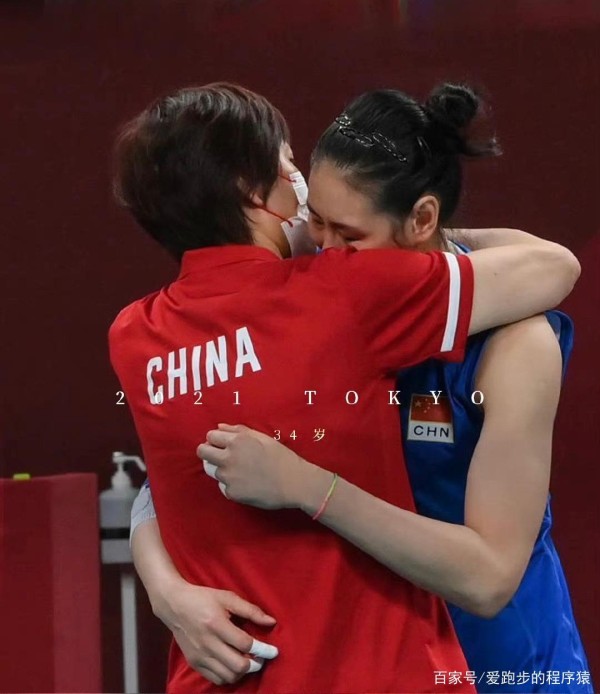 颜妮正式官宣退役,发与郎平合照,这一幕让人感动