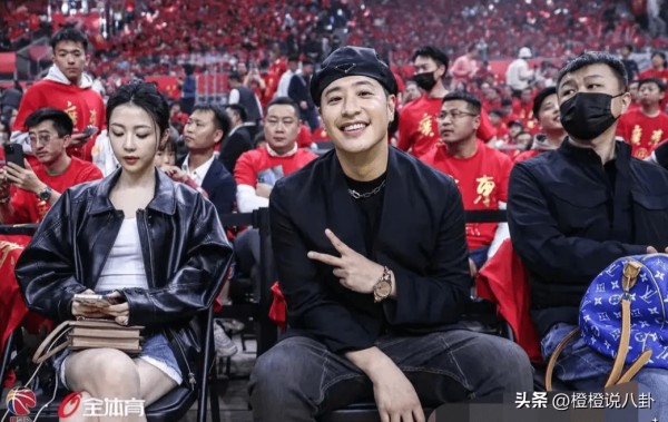 易建联球衣退役典礼吸引众星助阵,潘玮柏、张一山助阵引发热议!