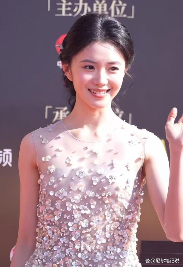 刘烨亮相中国电影盛典红毯被冻到搓手 沈马组合同框引热议