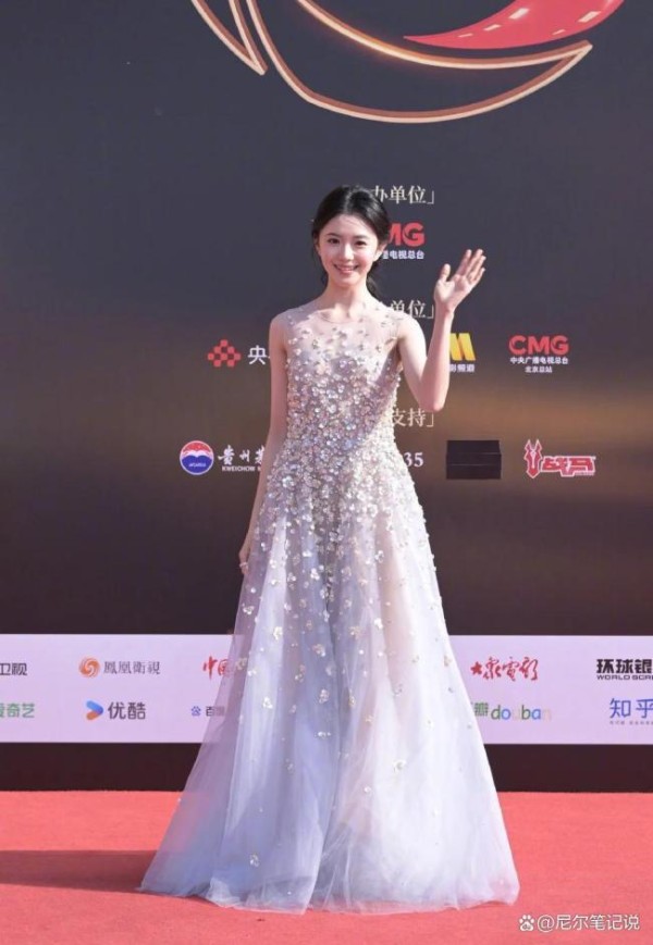 刘烨亮相中国电影盛典红毯被冻到搓手 沈马组合同框引热议