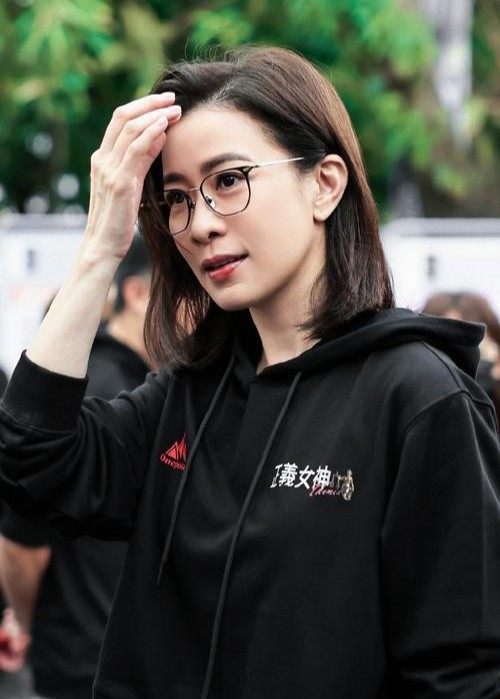 51岁佘诗曼吐舌扮鬼脸太可爱了,本人虽能看出年纪,但气质状态超好