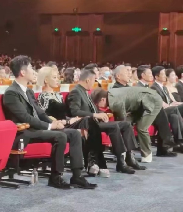 成龙金鸡颁奖典礼出意外：亲自半蹲修座位席，陈道明众星紧帮忙